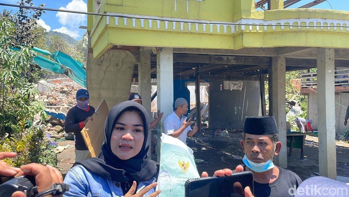 Warga tergugat sengketa lahan di Enrekang, Nur Fatma saat memperlihatkan sertifikat tanah miliknya.