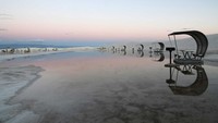 Wisatawan bisa mendaki dan menuruni gundukan pasir raksasa. Tersedia jalur hiking yang populer seperti Dune Life Nature Trail dengan bukit pasir yang curam dan Alkali Flat Trail yang memiliki jalur kebih sulit. (Getty Images)