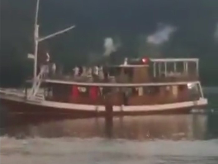 Wisatawan main petasan di Pulau Kalong TN Komodo