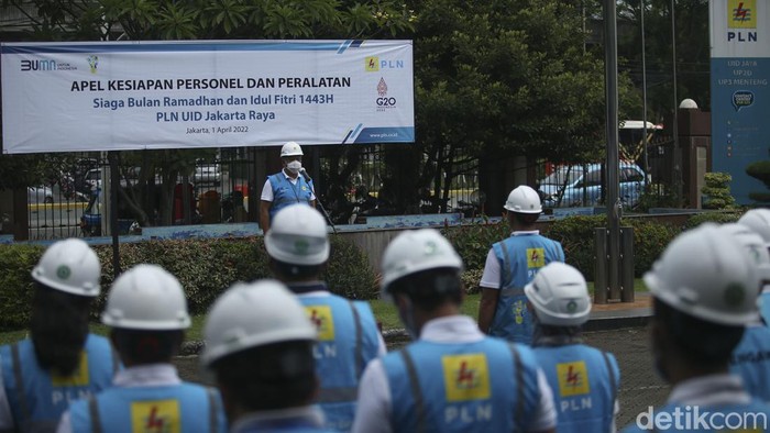 General Manager PT PLN (Persero) Unit Induk Distribusi Jakarta Raya, Doddy B Pangaribuan mencoba alat Pekerjaan Dalam Keadaan Bertegangan (PDKB) di PLN UID Jakarta Raya, Jumat (1/4/2022).
