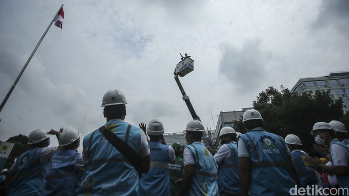 2.356 Personel PLN Jakarta Siap Amankan Pasokan Listrik General Manager PT PLN (Persero) Unit Induk Distribusi Jakarta Raya, Doddy B Pangaribuan mencoba alat Pekerjaan Dalam Keadaan Bertegangan (PDKB) di PLN UID Jakarta Raya, Jumat (1/4/2022).