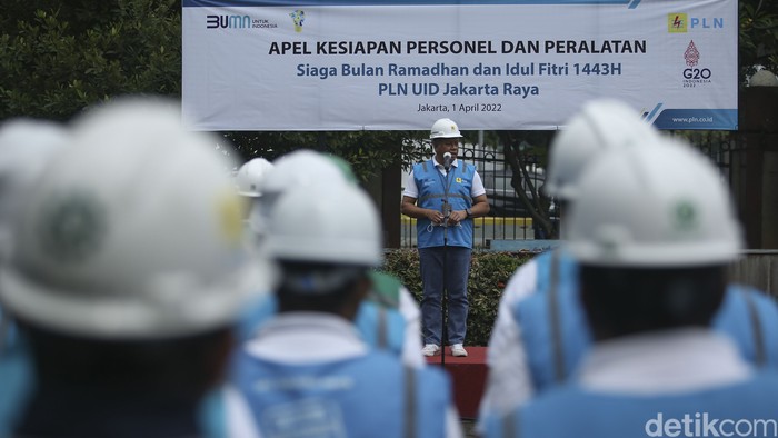 General Manager PT PLN (Persero) Unit Induk Distribusi Jakarta Raya, Doddy B Pangaribuan mencoba alat Pekerjaan Dalam Keadaan Bertegangan (PDKB) di PLN UID Jakarta Raya, Jumat (1/4/2022).