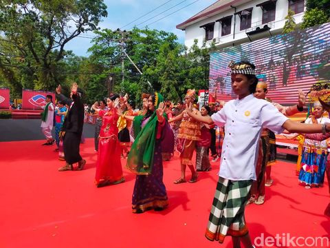 34 baju adat nusantara hadir di Makassar. Salah satunya pakaian adat Sulawesi Selatan dalam momen parade budaya.
