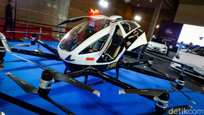 Selain mobil dan sepeda motor, ada juga 'taksi terbang' EHang 216 yang dipamerkan dalam IIMS 2022. Penasaran sama bentuknya?
