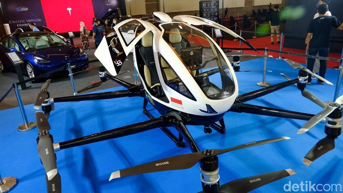 Ada 'Taksi Terbang' Mejeng di IIMS, Penasaran? Selain mobil dan sepeda motor, ada juga 'taksi terbang' EHang 216 yang dipamerkan dalam IIMS 2022. Penasaran sama bentuknya?