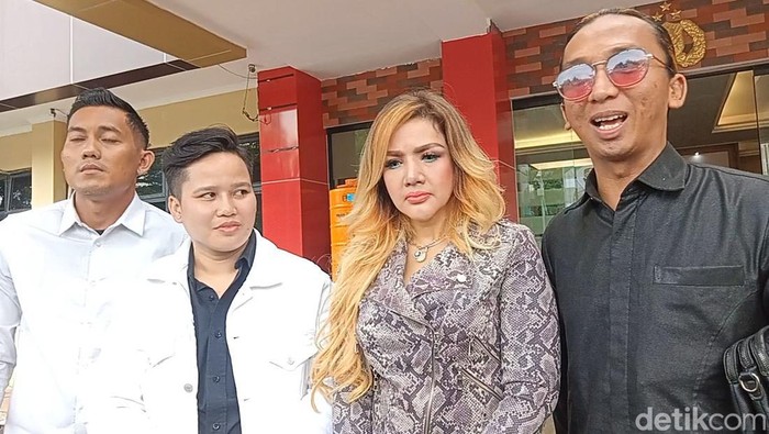 Ade Ratna Sari mendatangi Polres Metro Jakarta Selatan pada Jumat (1/4/2022) guna mengetahui perkembangan atas kasus dugaan penganiayaan yang dilakukan oleh model Ayu Aulia kepada dirinya.