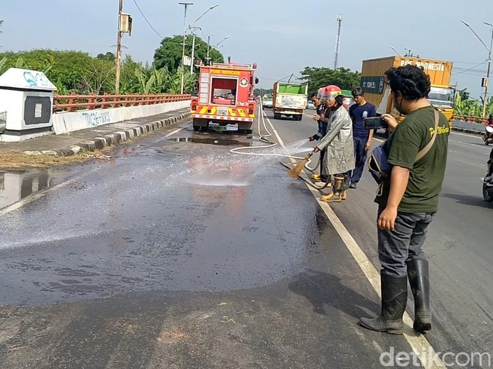 Adu banteng truk vs mobil di Pemalang, 5 orang tewas, Jumat (1/4/2022).
