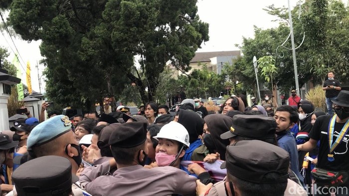 Aksi demonstrasi mahasiswa di Kota Sukabumi sempat diwarnai kericuhan