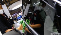 Dengan kesigapan mereka, kendaraan yang dipamerkan tetap terlihat kinclong.