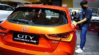 Memastikan bahwa mobil yang dipajang selalu bersih sepanjang hari selama pameran berlangsung menjadi pekerjaan yang tidak mudah. Belum lagi saat jumlah pengunjung pameran bertambah banyak seperti di akhir pekan.