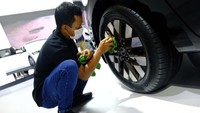 Roda kendaraan pun juga dibersihkan agar tetap kinclong.