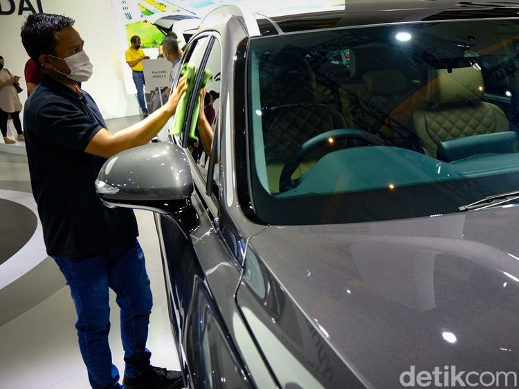 Pahlawan IIMS 2022 yang Selalu Sigap Bikin Mobil Terus Kinclong