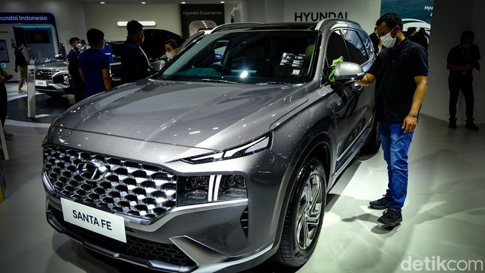 Aksi Sigap Mereka Bikin Mobil Tetap Kinclong di IIMS Selain usher 'pemanis' kendaraan, kehadiran para tukang poles di IIMS 2022 juga berperan penting. Mereka menjaga unit tetap kinclong di booth.