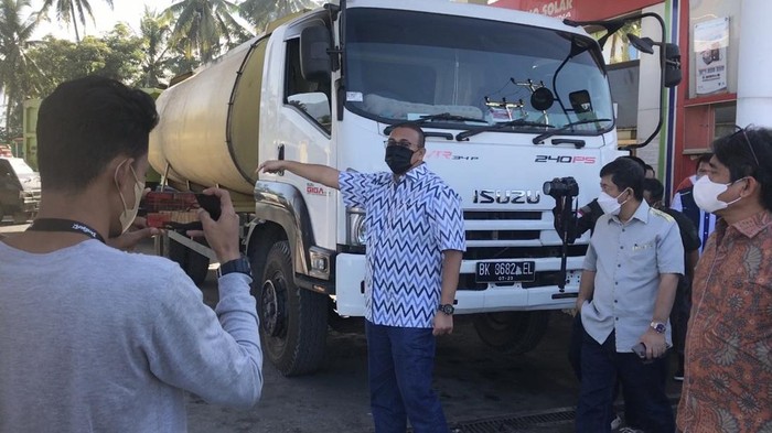 Anggota DPR Andre Rosiade bersama Dirut Pertamina Patra Niaga, Alfian Nasution, mengecek langsung stok solar bersubsidi di Sumbar dengan mendatangi sejumlah SPBU di Padang, Jumat (1/4/2022).