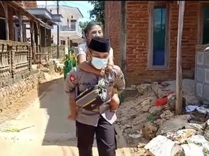 Kegigihan Bripka Hamsun Yakinkan Warga Kangean soal Vaksin COVID-19