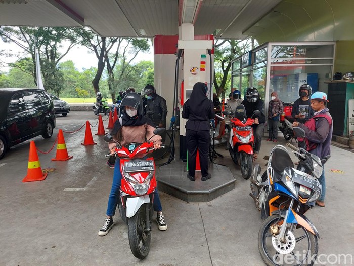 Antran pertalite di SPBU