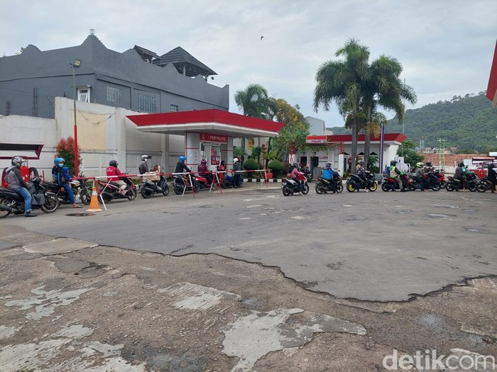 Antran pertalite di SPBU