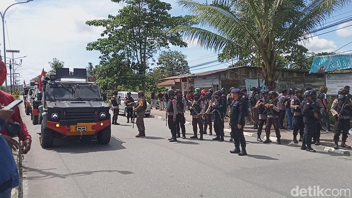 Aparat memblokade massa yang hendak demo tolak DOB di Papua