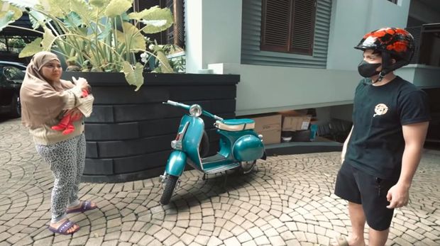 Atta Halilintar beli vespa lagi.