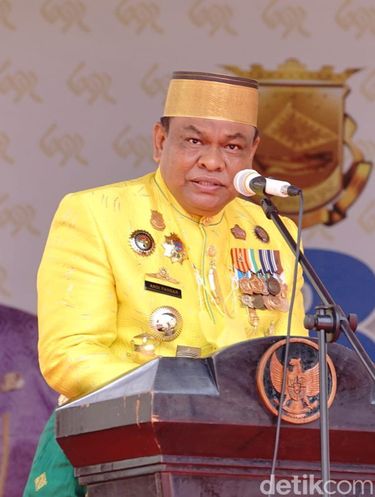 Baju Tutu pakaian adat Sulawesi Selatan.