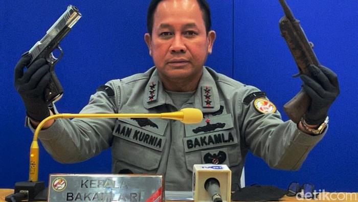 Badan Keamanan Laut (Bakamla) RI menemukan satu pucuk senjata api rakitan di perairan Teluk Dalam Ambon. Senjata itu ditemukan di sebuah kapal asing.
