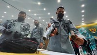 Saat tim VBSS melakukan penggeledahan terhadap kapal asing KM Mabiru13, di bagian belakang anjungan kapal menemukan sebuah tas hitam berisikan satu pucuk senjata rakitan. Selain itu, ditemukan dua butir peluru kaliber 45 mm.