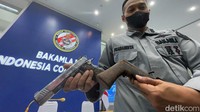 Sebagai informasi, penemuan senjata ini merupakan pengembangan dari penangkapan kapal nelayan di Manado, Sulawesi Utara, pada tiga bulan lalu.