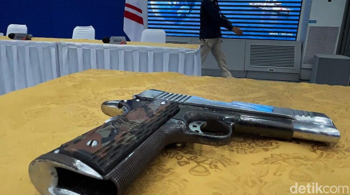 Bakamla Temukan Senpi Rakitan dari Kapal Asing di Ambon Badan Keamanan Laut (Bakamla) RI menemukan satu pucuk senjata api rakitan di perairan Teluk Dalam Ambon. Senjata itu ditemukan di sebuah kapal asing.