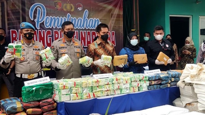 Bareskrim Polri memusnahkan 84,165 kg sabu, 173,244 kg ganja, dan 1.853 butir ekstasi yang didapat sejak operasi sejak dari awal tahun hingga Maret 2022. (Dok Istimewa)
