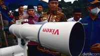Pelaksana Tugas Kepala Kantor Kanwil Kementerian Agama Maluku Yamin (tengah) bersama BMKG Stasiun Geofisika Ambon memantau hilal Ramadan di Tanjung Nusaniwe, Kota Ambon, Provinsi Maluku, Jumat (1/4/2022). Antara Foto/FB Anggoro.