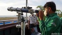 Tim Hilal BMKG Sorong mengamati hilal di Kota Sorong, Papua Barat, Jumat (1/4/2022). Antara Foto/Olha Mulalinda.