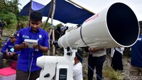 Sejumlah pegawai BMKG Stasiun Geofisika Ambon mengoperasikan teleskop untuk memantau hilal Ramadan bersama Kanwil Kementerian Agama Provinsi Maluku di Tanjung Nusaniwe, Kota Ambon, Provinsi Maluku, Jumat (1/4/2022). Antara Foto/FB Anggoro.