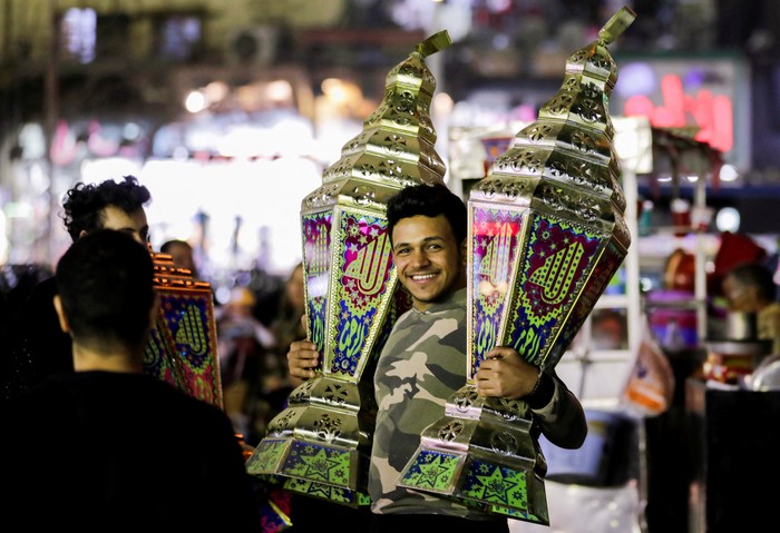 Berburu Lentera Mesir, Hiasan Khas Bulan Ramadan Traditional Ramadan lanterns called
