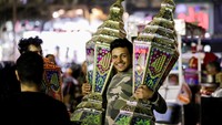 Lentera tradisional itu banyak diburu warga sebagai hiasan khas menyambut bulan Ramadan.