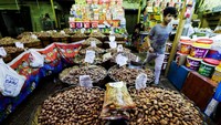 Tak ketinggalan, pedagang kurma meramaikan pasar.