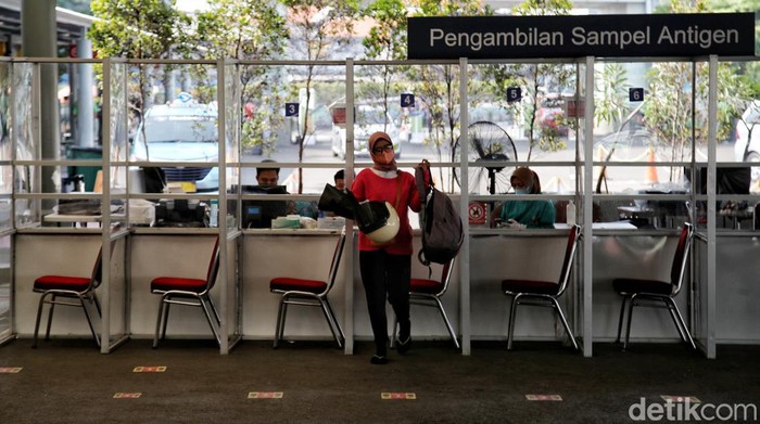 Suasana pelayanan tes antigen yang sepi di kawasan Stasiun Senen, Jakarta Pusat, Kamis (31/3).