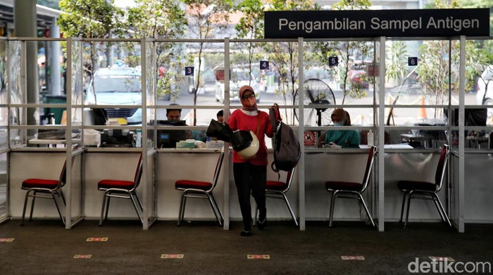Bisnis Antigen Mulai Sepi Gegara Naik Kereta Tak Wajib Swab Lagi Suasana pelayanan tes antigen yang sepi di kawasan Stasiun Senen, Jakarta Pusat, Kamis (31/3).