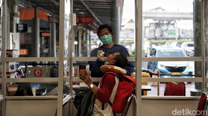 Suasana pelayanan tes antigen yang sepi di kawasan Stasiun Senen, Jakarta Pusat, Kamis (31/3).