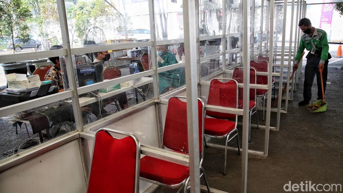Suasana pelayanan tes antigen yang sepi di kawasan Stasiun Senen, Jakarta Pusat, Kamis (31/3).