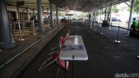 Suasana pelayanan tes antigen yang sepi di kawasan Stasiun Senen, Jakarta Pusat, Kamis (31/3). Menurut keterangan petugas, sejak ditetapkanya peraturan tak wajib swab untuk perjalanan jauh membuat tes antigen terlihat sepi.  
