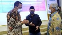Direktur Utama PT Bank Tabungan Negara (Persero) Tbk. Haru Koesmahargyo bersama Direktur Utama PT Taspen (Persero) A.N.S. Kosasih menunjukkan naskah Perjanjian Kerjasama (PKS) perihal Pembayaran Tabungan Hari Tua, Pensiun, Jaminan Kecelakaan Kerja, dan Jaminan Kematian Melalui Rekening di Jakarta, Kamis (31/3).