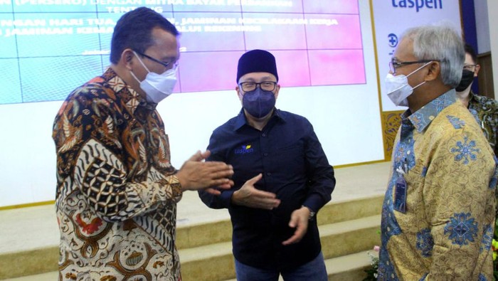 BTN Jadi Alat Bayar Dana Pensiun Direktur Utama PT Bank Tabungan Negara (Persero) Tbk. Haru Koesmahargyo bersama Direktur Utama PT Taspen (Persero) A.N.S. Kosasih menunjukkan naskah Perjanjian Kerjasama (PKS) perihal Pembayaran Tabungan Hari Tua, Pensiun, Jaminan Kecelakaan Kerja, dan Jaminan Kematian Melalui Rekening di Jakarta, Kamis (31/3). Melalui kerjasama tersebut, Bank BTN kembali dipercaya menjadi bank untuk pembayaran berbagai dana Taspen kepada para peserta Taspen. Adapun, Bank BTN telah menjadi bank mitra Taspen sejak 2014. Bank BTN pun terus berinovasi untuk menghadirkan layanan yang mendukung digitalisasi Taspen, salah satunya melalui BTN Taspen Smart Card.
