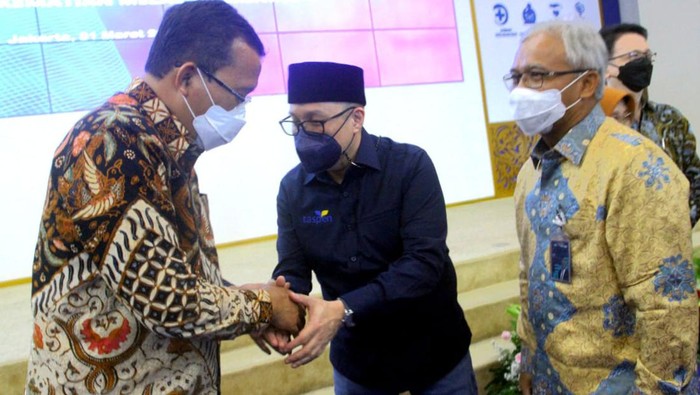 BTN Jadi Alat Bayar Dana Pensiun Direktur Utama PT Bank Tabungan Negara (Persero) Tbk. Haru Koesmahargyo bersama Direktur Utama PT Taspen (Persero) A.N.S. Kosasih menunjukkan naskah Perjanjian Kerjasama (PKS) perihal Pembayaran Tabungan Hari Tua, Pensiun, Jaminan Kecelakaan Kerja, dan Jaminan Kematian Melalui Rekening di Jakarta, Kamis (31/3). Melalui kerjasama tersebut, Bank BTN kembali dipercaya menjadi bank untuk pembayaran berbagai dana Taspen kepada para peserta Taspen. Adapun, Bank BTN telah menjadi bank mitra Taspen sejak 2014. Bank BTN pun terus berinovasi untuk menghadirkan layanan yang mendukung digitalisasi Taspen, salah satunya melalui BTN Taspen Smart Card.