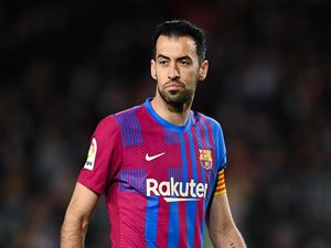 Barcelona Akan Berusaha Yakinkan Busquets agar Mau Bertahan