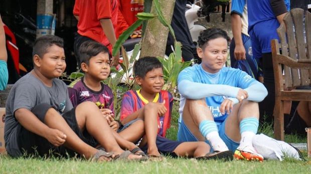 Cak Ipin saat bermain sepak bola bersama warga