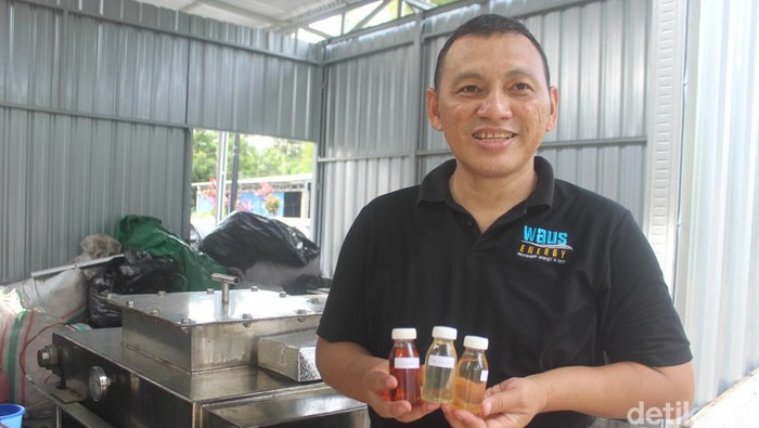 Chris Londong, warga Manado, Sultra menemukan metode pengolahan sampah plastik dan minyak goreng bekas menjadi BBM.
