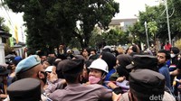 Karena tak kunjung diterima anggota dewan, insiden saling dorong antara mahasiswa dan polisi tak terkendali. 