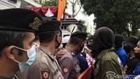Aksi itu sempat diwarnai kericuhan saat massa aksi memaksa masuk ke gedung DPRD. 