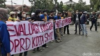 Ada sejumlah tuntutan mahasiswa kepada DPRD Kota Sukabumi khususnya mengenai kebijakan rencana tata ruang yang diketahui ternyata menggunakan Undang-undang Cipta Kerja.