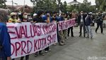Minta Bertemu Dewan, Mahasiswa-Polisi Saling Dorong di DPRD Sukabumi